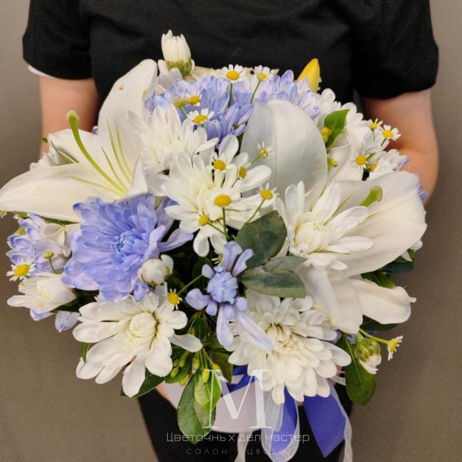 Цветы в коробке «Летний день» от интернет-магазина «Цветочных дел Мастер»