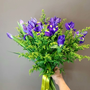 Букет с ирисами «Весенний сад»