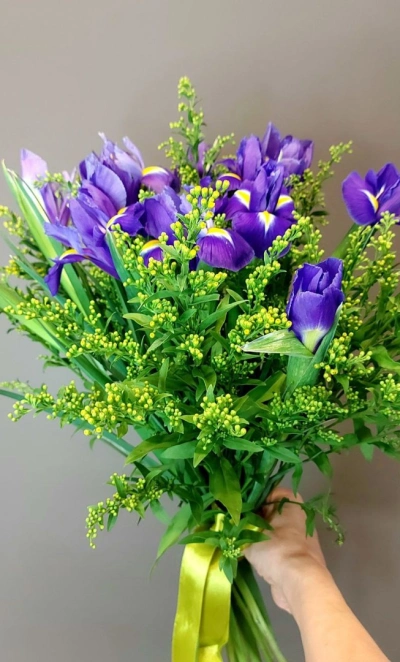 Букет с ирисами «Весенний сад»