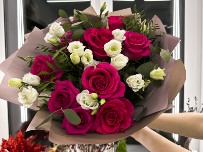 Букет с розой и эустомой