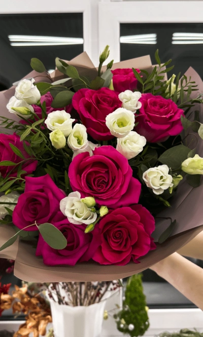 Букет с розой и эустомой