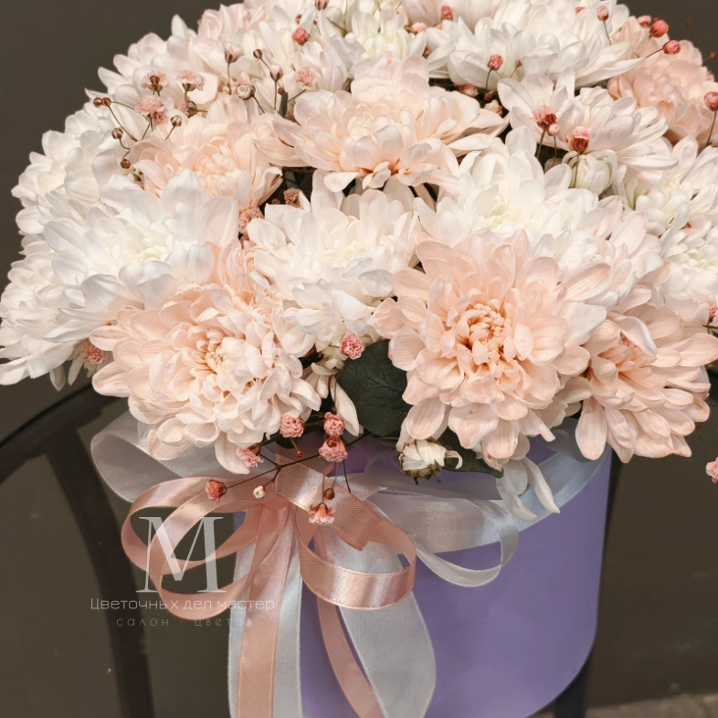 Композиция в шляпной коробке &laquo;Пудровая нежность&raquo;