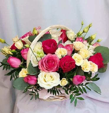 Композиция в корзине «Ассорти»