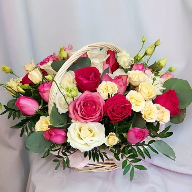 Композиция в корзине «Ассорти»