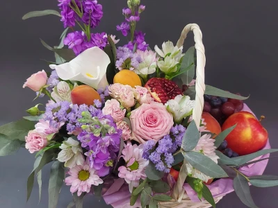 Фруктовая композиция в корзине «Маджента»