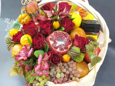 Фруктовая композиция в корзине «Презент»