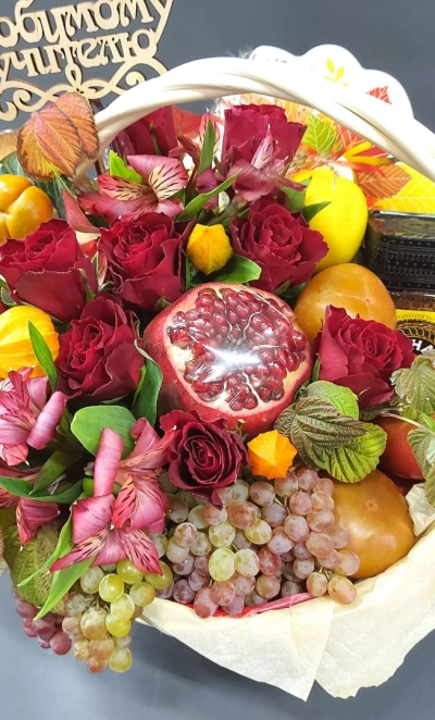 Фруктовая композиция в корзине «Презент»