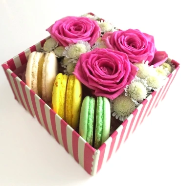 Печенье и цветы к квадратной коробке