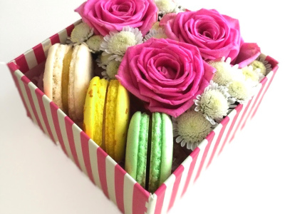 Печенье и цветы к квадратной коробке