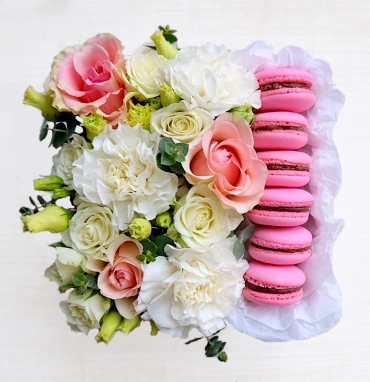 Композиция с макаронс «Сладкий сюрприз»