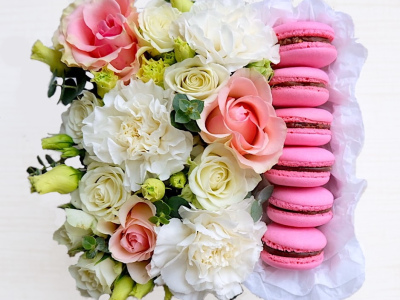 Композиция с макаронс «Сладкий сюрприз»