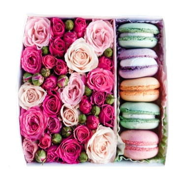 Коробочка с цветами и печеньем