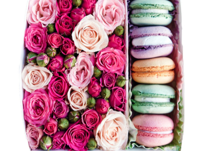 Коробочка с цветами и печеньем