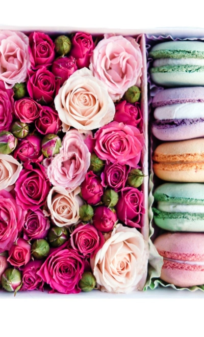 Коробочка с цветами и печеньем