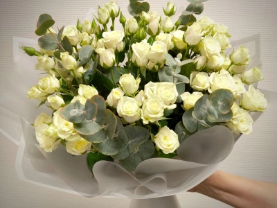 Букет кустовых роз «Аромат любви»