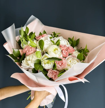 Букет с кустовой розой и пионами