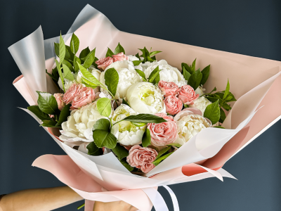 Букет с кустовой розой и пионами