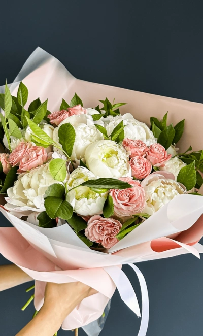 Букет с кустовой розой и пионами