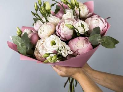 Букет с пионами и эустомами
