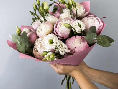 Букет с пионами и эустомами