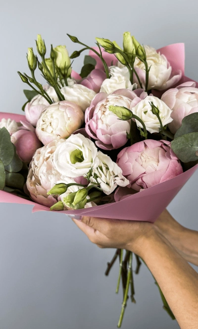 Букет с пионами и эустомами