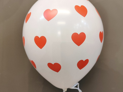 Шарик белый «С сердечками»