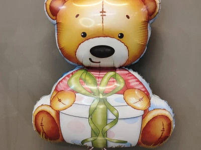 Фигурный шарик «Мишка с подарком»