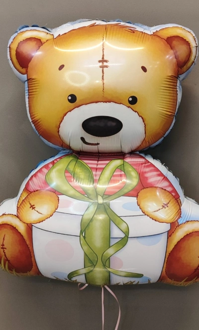 Фигурный шарик «Мишка с подарком»