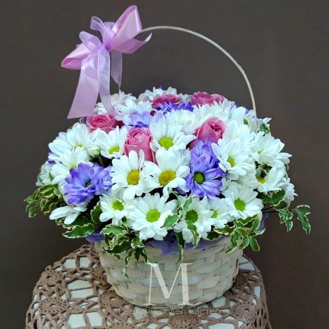 Корзина с хризантемами «Мин» от интернет-магазина «Цветочных дел Мастер»