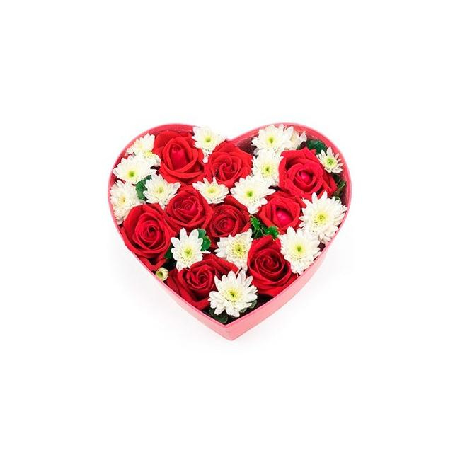 Композиция в коробочке «Сердце с цветами» от интернет-магазина «Цветочных дел Мастер»