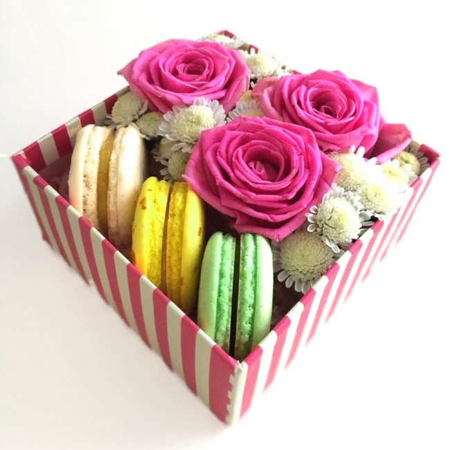 Печенье и цветы к квадратной коробке от «Цветочных дел Мастер»