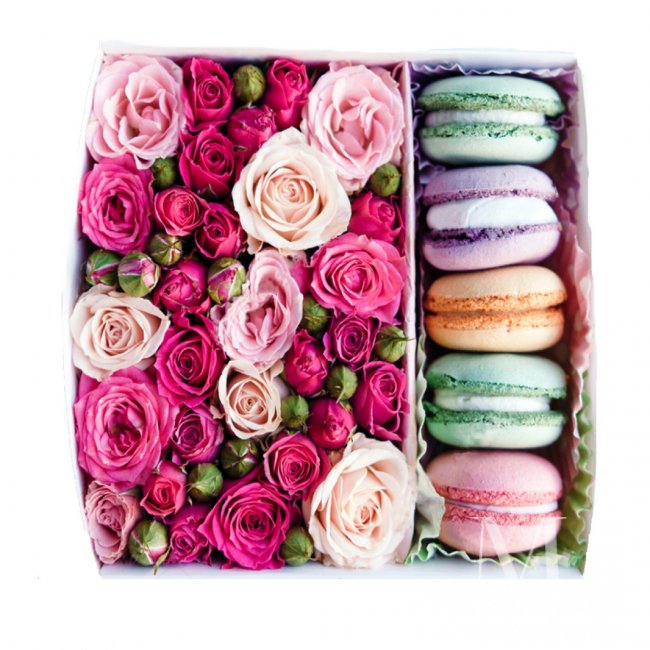 Коробочка с цветами и печеньем от «Цветочных дел Мастер»