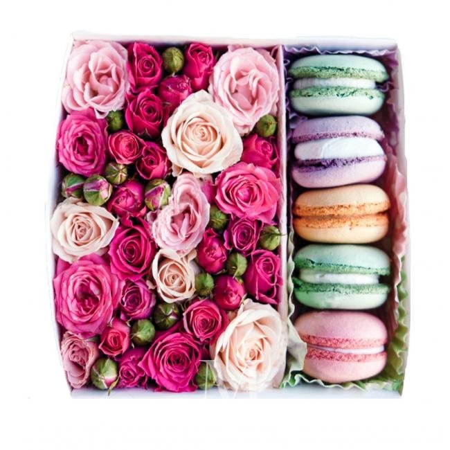 Коробочка с цветами и печеньем от интернет-магазина «Цветочных дел Мастер»