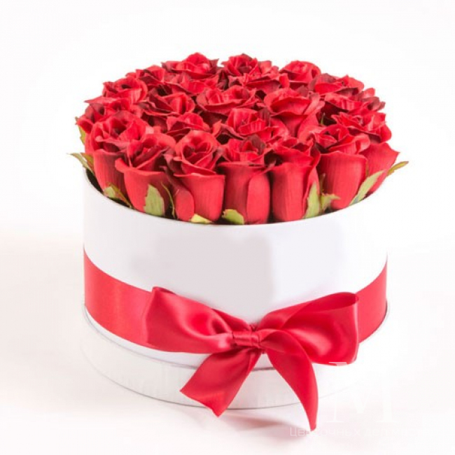 Шляпная коробка с красными розами от «Цветочных дел Мастер»