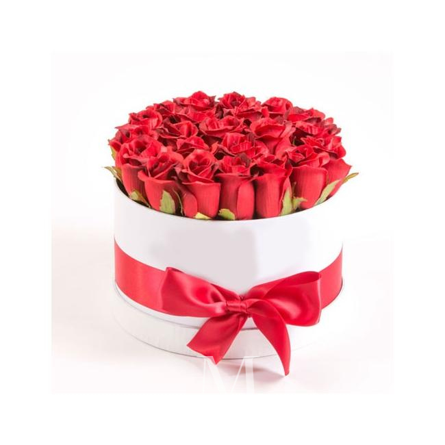 Шляпная коробка с красными розами от интернет-магазина «Цветочных дел Мастер»