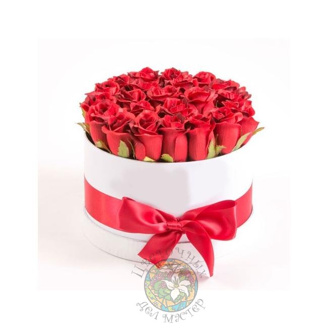 Шляпная коробка с красными розами от интернет-магазина «Цветочных дел Мастер»