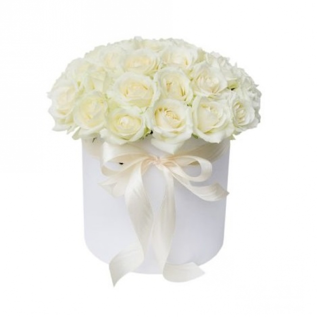 Белые розы в шляпной коробке от «Цветочных дел Мастер»