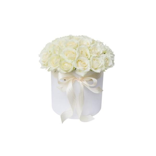 Белые розы в шляпной коробке от интернет-магазина «Цветочных дел Мастер»