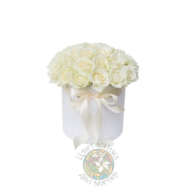 Белые розы в шляпной коробке от интернет-магазина «Цветочных дел Мастер»