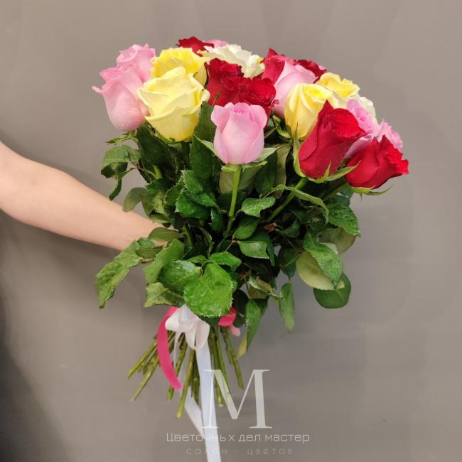 Букет «Розы микс» от интернет-магазина «Цветочных дел Мастер»