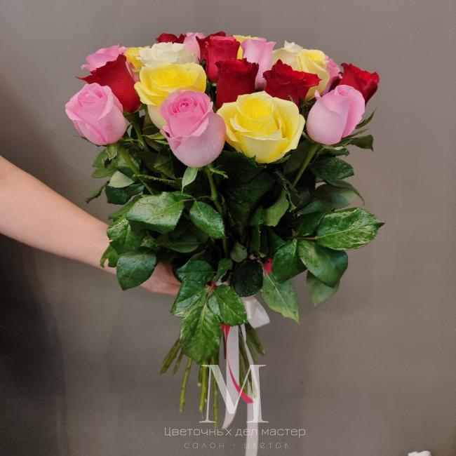 Букет «Розы микс» от интернет-магазина «Цветочных дел Мастер»