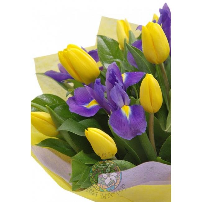 Букет «Тюльпаны с ирисами» от интернет-магазина «Цветочных дел Мастер»