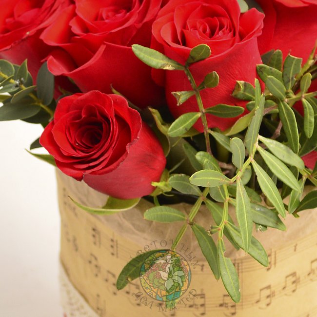 Коробочка с розами от «Цветочных дел Мастер»