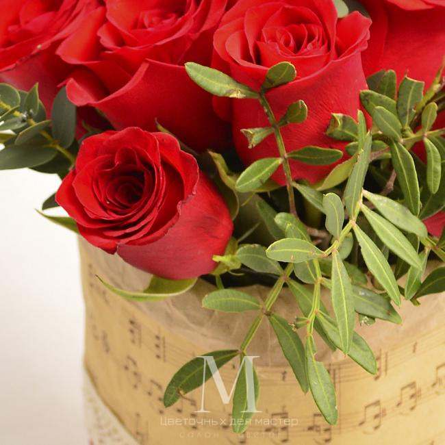 Коробочка с розами от интернет-магазина «Цветочных дел Мастер»