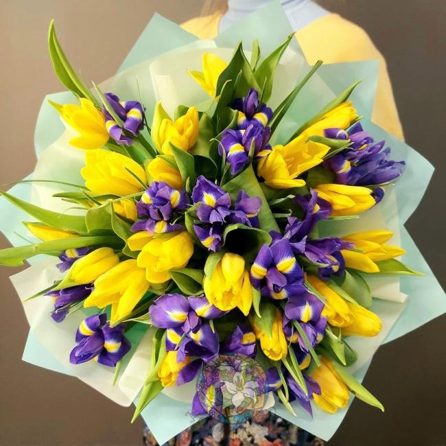 Букет «Желтые тюльпаны с ирисами» от интернет-магазина «Цветочных дел Мастер»