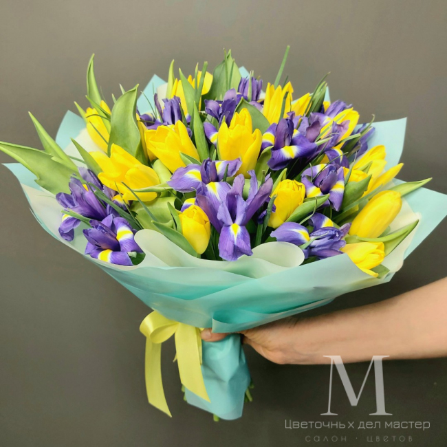 Букет «Желтые тюльпаны с ирисами» от «Цветочных дел Мастер»