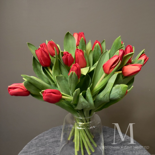 Букет «21 красный тюльпан» от «Цветочных дел Мастер»