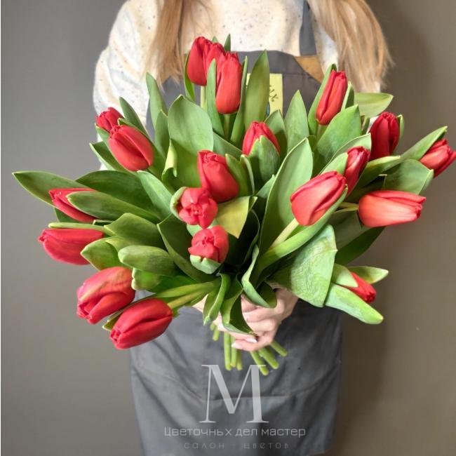 Букет «21 красный тюльпан» от интернет-магазина «Цветочных дел Мастер»
