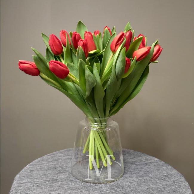 Букет «21 красный тюльпан» от интернет-магазина «Цветочных дел Мастер»