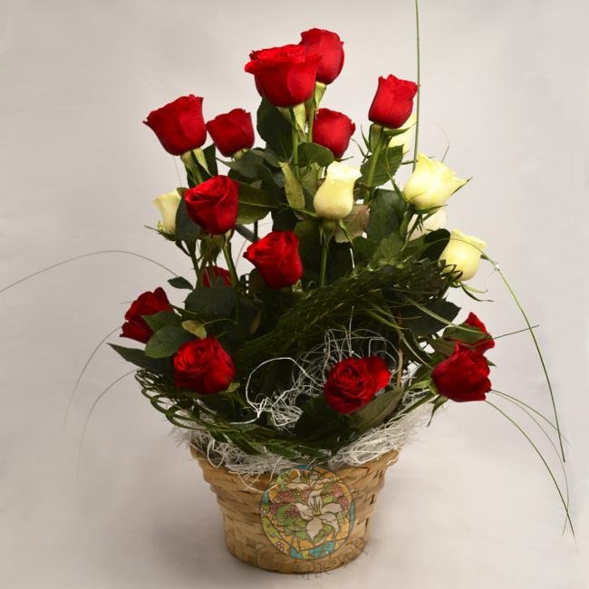Корзина роз от интернет-магазина «Цветочных дел Мастер»